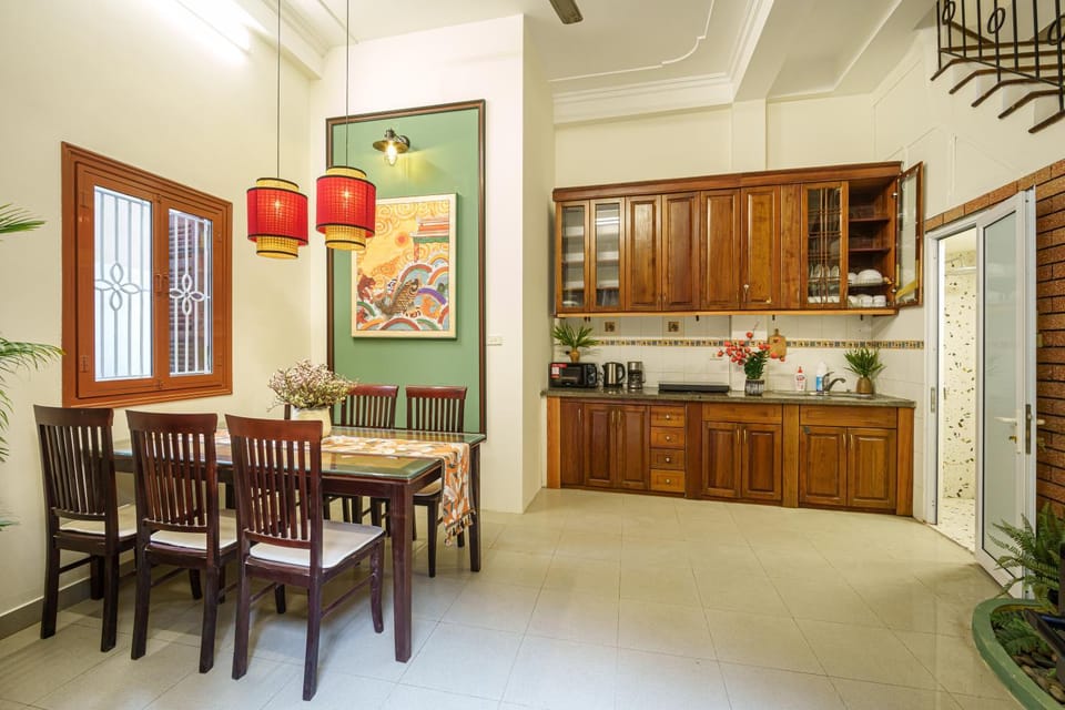 Kitchen or kitchenette, Dining area, minibar, stove