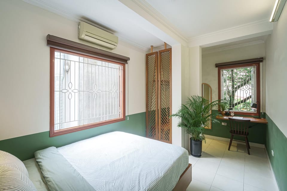Bed, Seating area, Bedroom, air conditioner