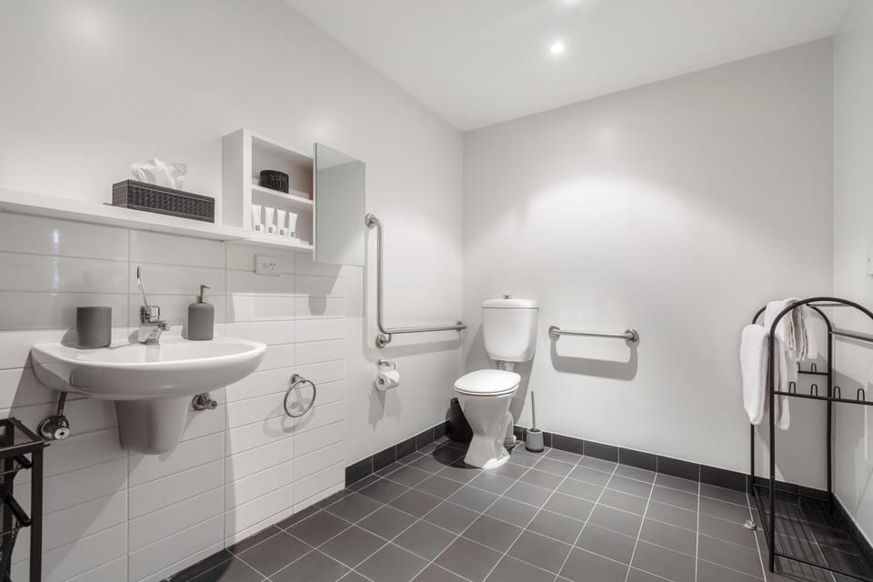 Boutique Retreat in Heart of CBD Mobility-Friendly Apartment in Melbourne