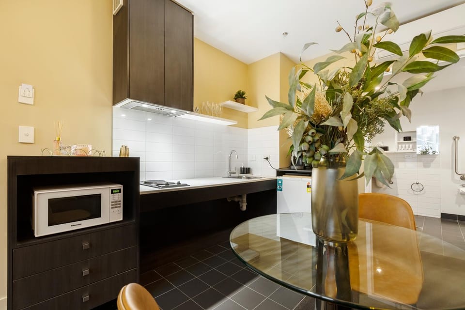 Boutique Retreat in Heart of CBD Mobility-Friendly Apartment in Melbourne