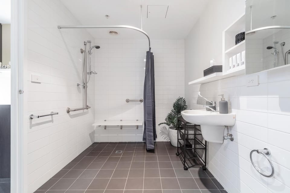 Boutique Retreat in Heart of CBD Mobility-Friendly Apartment in Melbourne