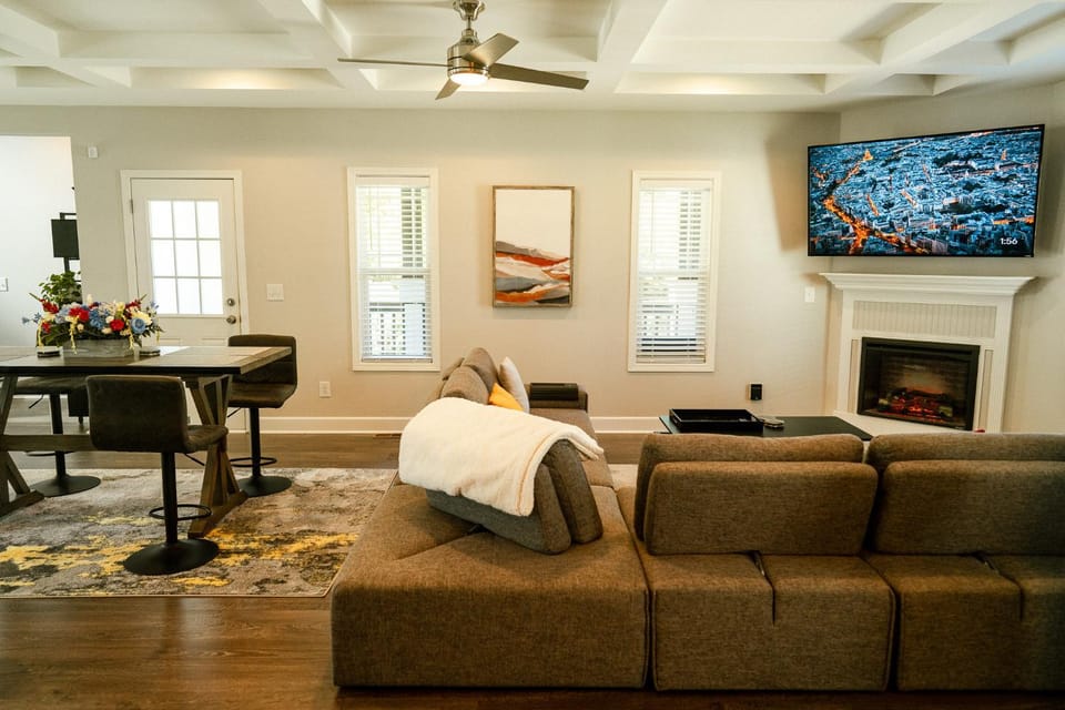 Communal lounge/ TV room, TV and multimedia, Living room, Dining area