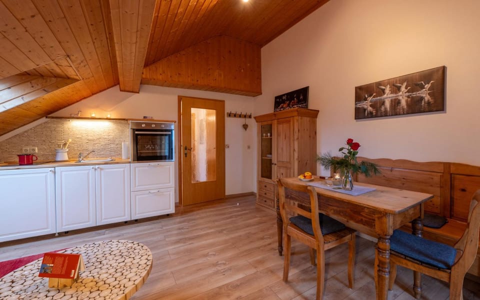 Kitchen or kitchenette, Seating area, pet friendly, stove