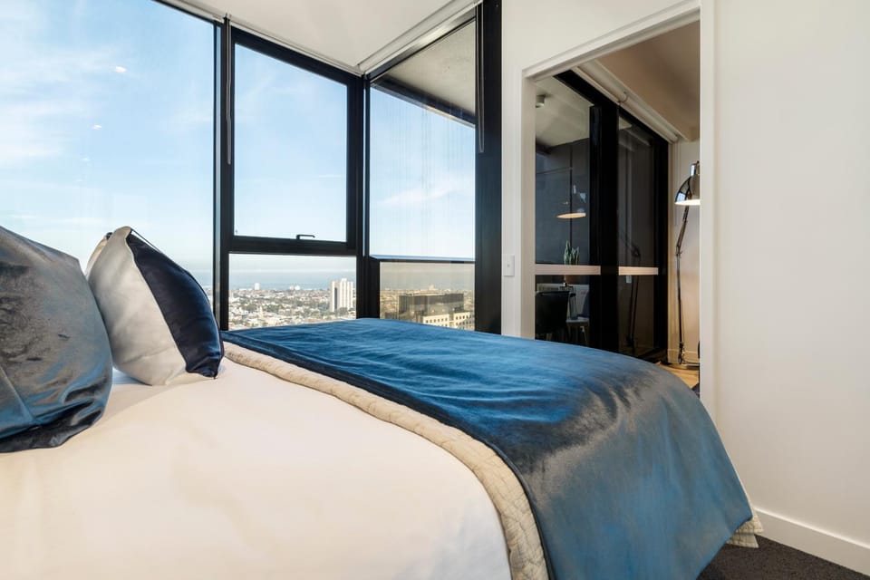 Lux Hamptons Glamour Near Crown w FREE Parking Apartment in Southbank