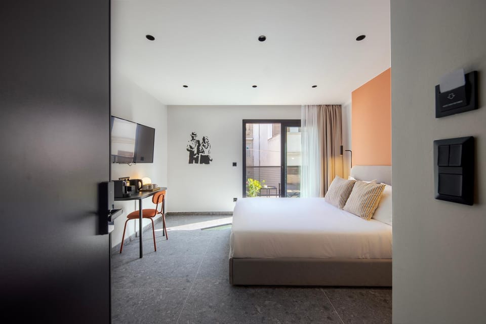 Photo of the whole room, Bedroom, City view