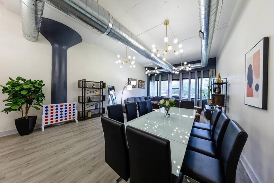 Group-Friendly 6BR Luxury Suite in Prime South Loop Location with Optional Parking and Gym Access Near McCormick Place, Soldier Field and Grant Park Apartment in South Loop