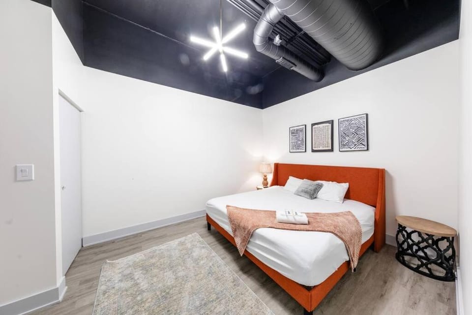 Group-Friendly 6BR Luxury Suite in Prime South Loop Location with Optional Parking and Gym Access Near McCormick Place, Soldier Field and Grant Park Apartment in South Loop