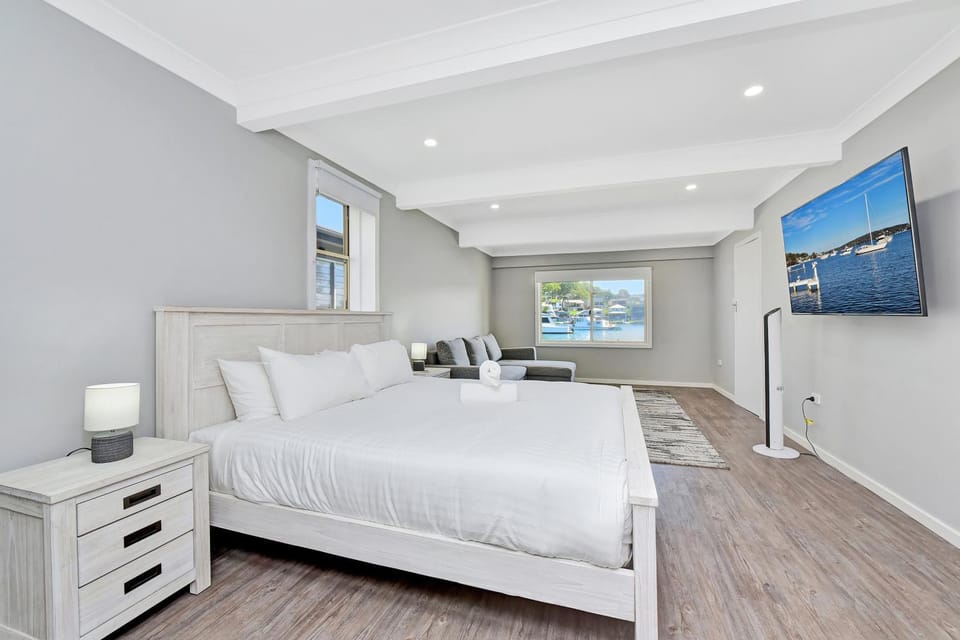 Balmoral Waterfront Escape at Lake Macquarie House in Lake Macquarie