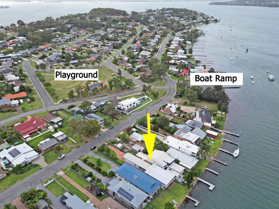Balmoral Waterfront Escape at Lake Macquarie House in Lake Macquarie