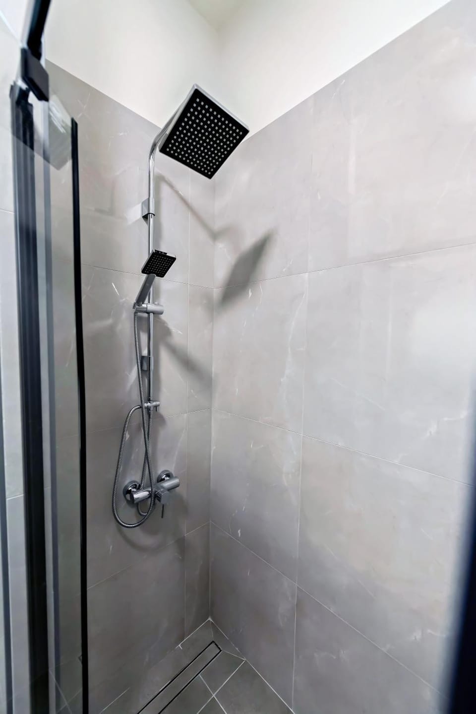 Shower, Hot Tub, Bathroom, Photo of the whole room