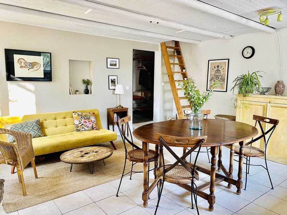 Living room, Seating area, Dining area