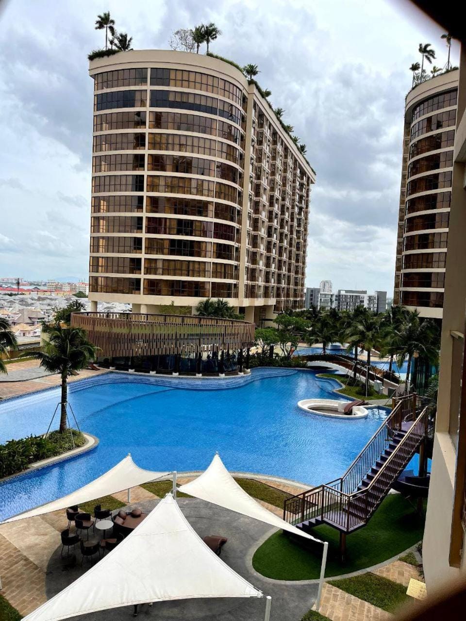 Property building, Day, Pool view, Swimming pool, sunbed