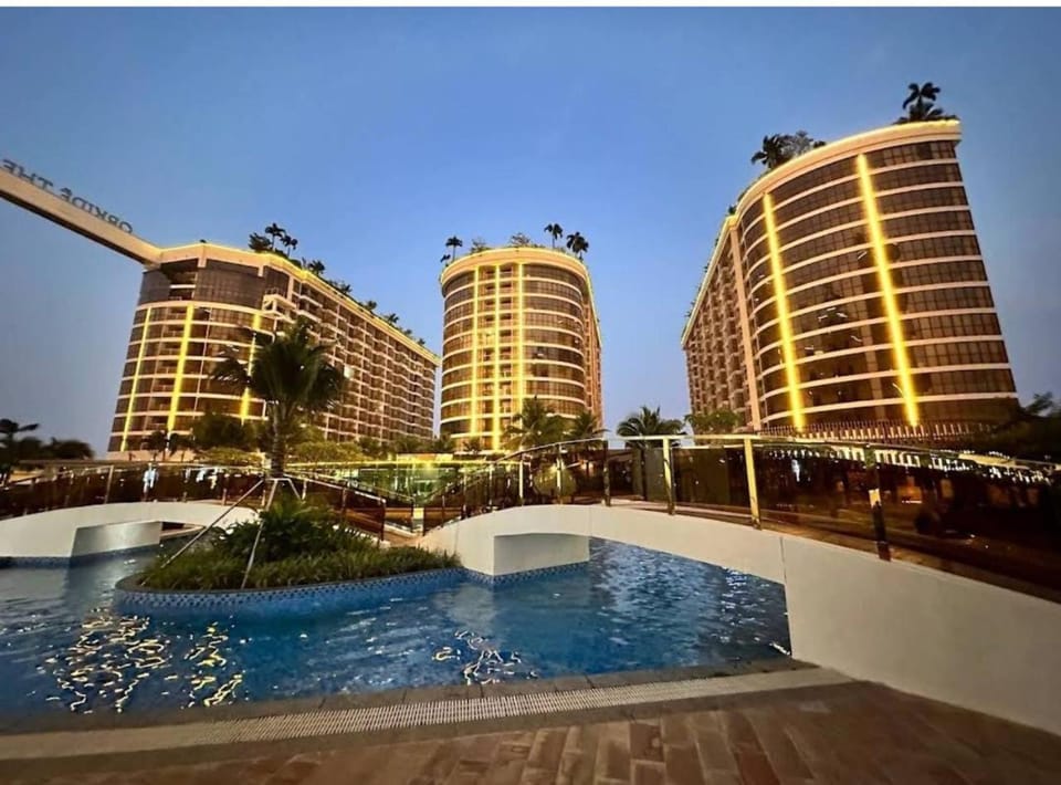 Property building, Day, Pool view, Swimming pool