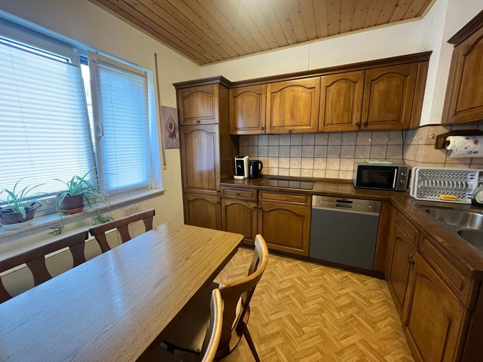 Coffee/tea facilities, Kitchen or kitchenette, Dining area, dishwasher, oven, stove