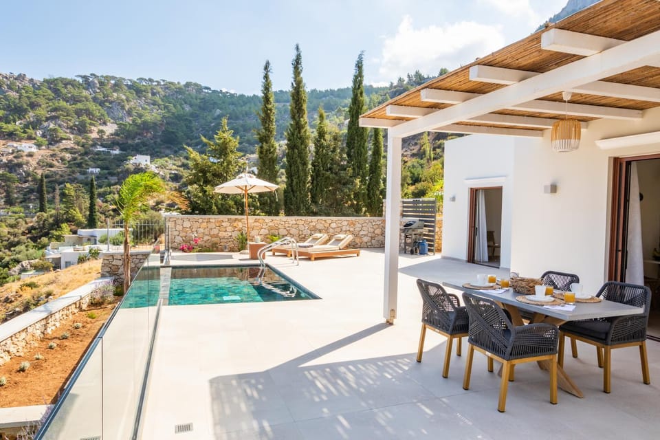 Property building, Day, Mountain view, Swimming pool, sunbed