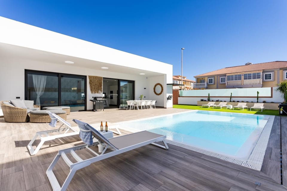 Patio, Off site, Day, BBQ facilities, Dining area, Swimming pool, sunbed