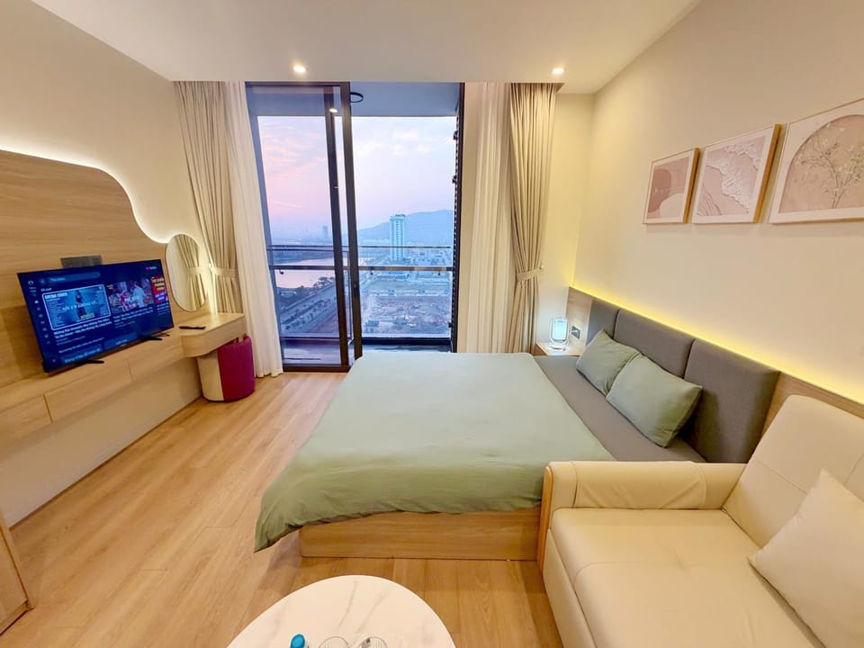 Communal lounge/ TV room, Bed, Natural landscape, TV and multimedia, Photo of the whole room, Seating area, Evening entertainment, Bedroom