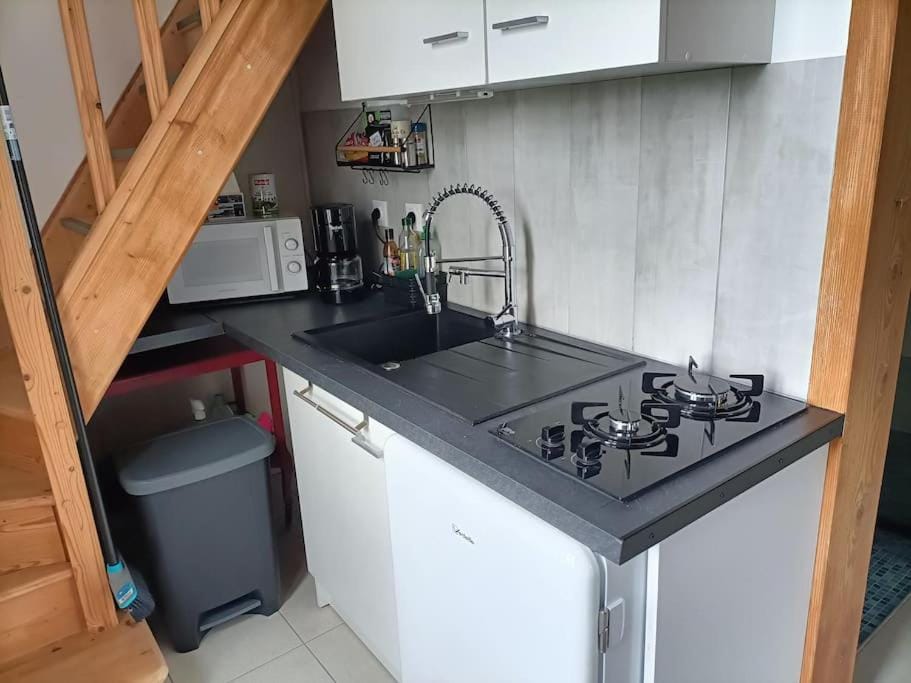 Kitchen or kitchenette, minibar, stove