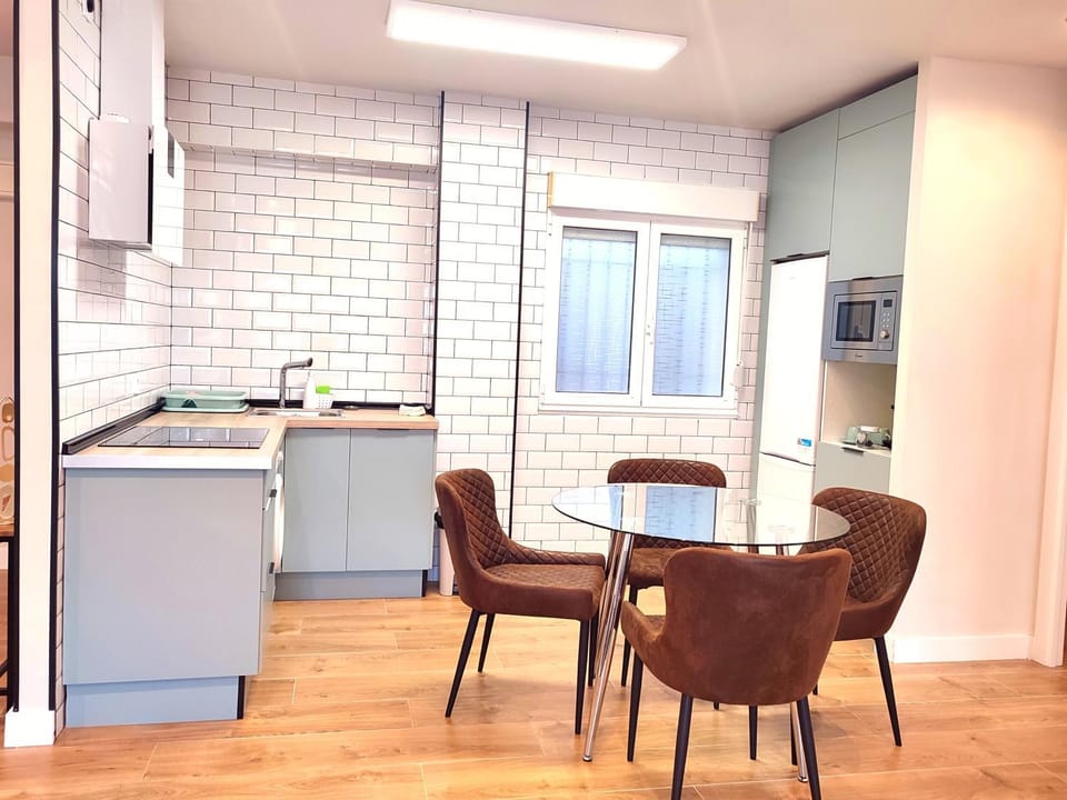 Kitchen or kitchenette, Dining area, minibar, pet friendly, stove
