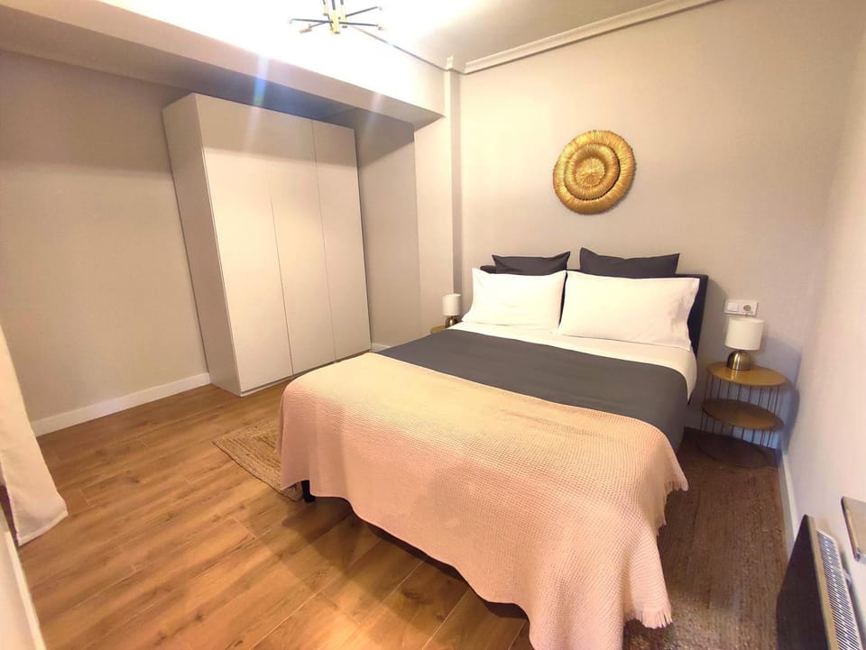 Photo of the whole room, Bedroom, wardrobe