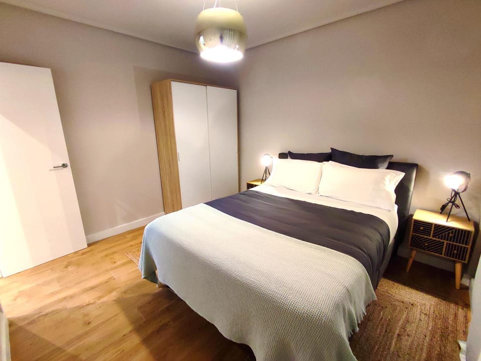 Bed, Photo of the whole room, wardrobe