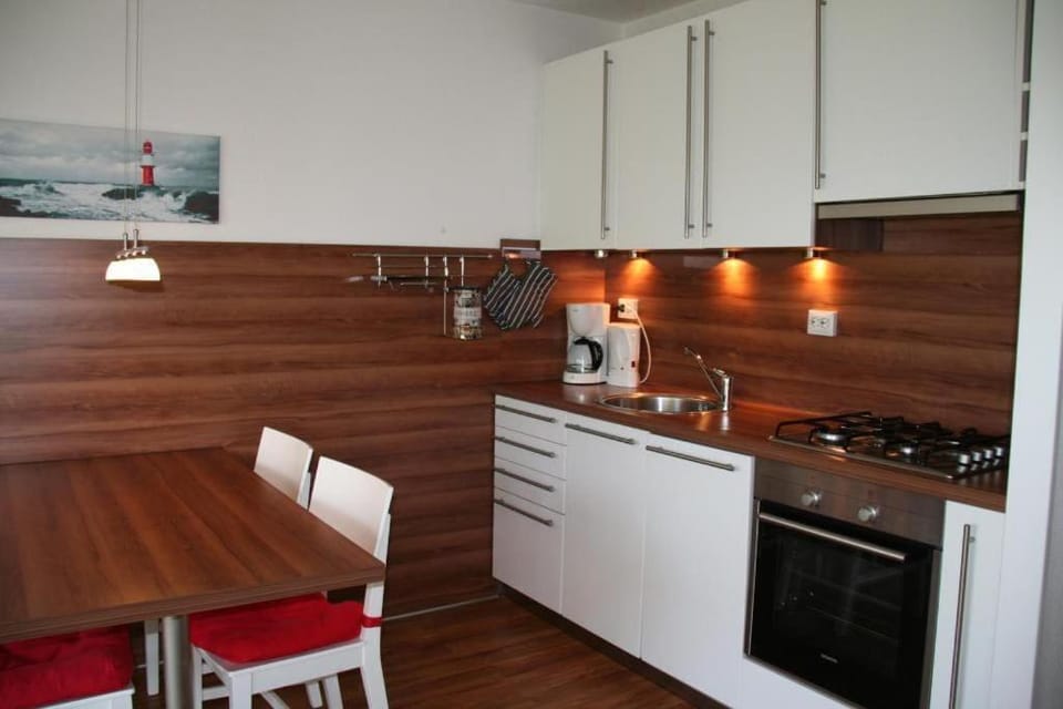 Kitchen or kitchenette, Dining area, stove