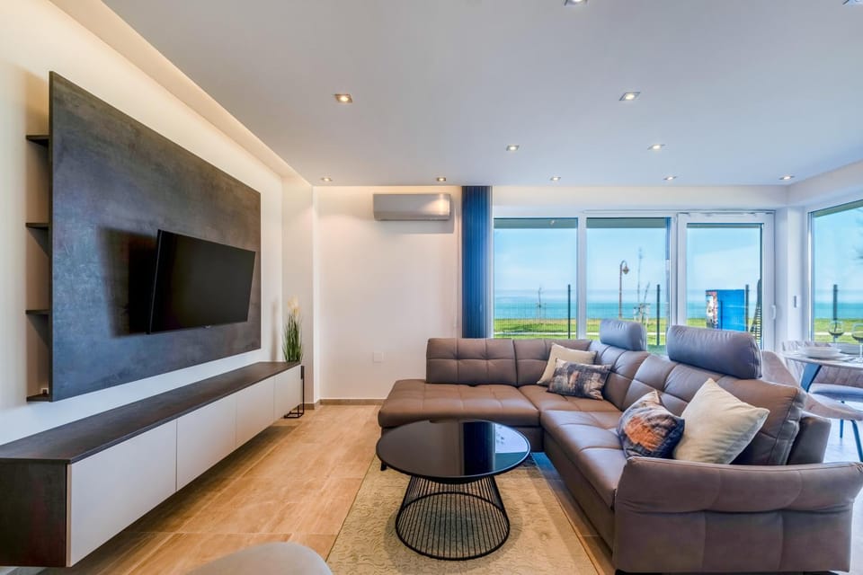 TV and multimedia, Living room, Seating area, Dining area