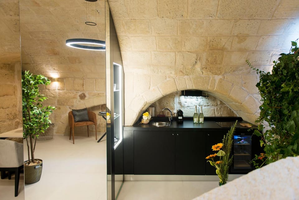 Kitchen or kitchenette, Living room, Seating area