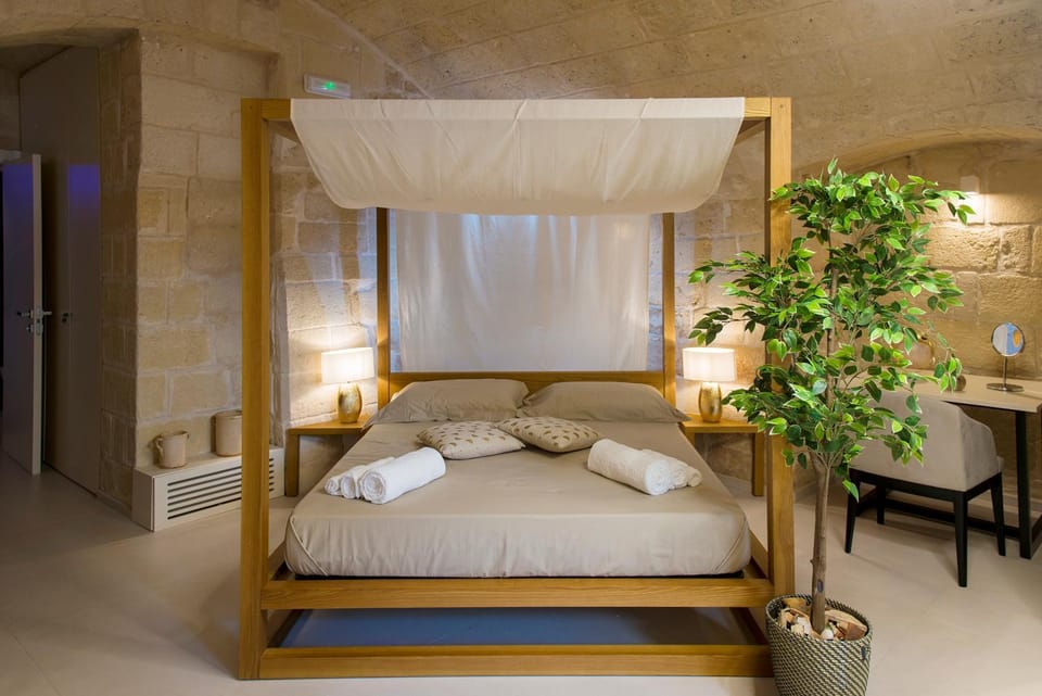 Photo of the whole room, Bedroom, towels