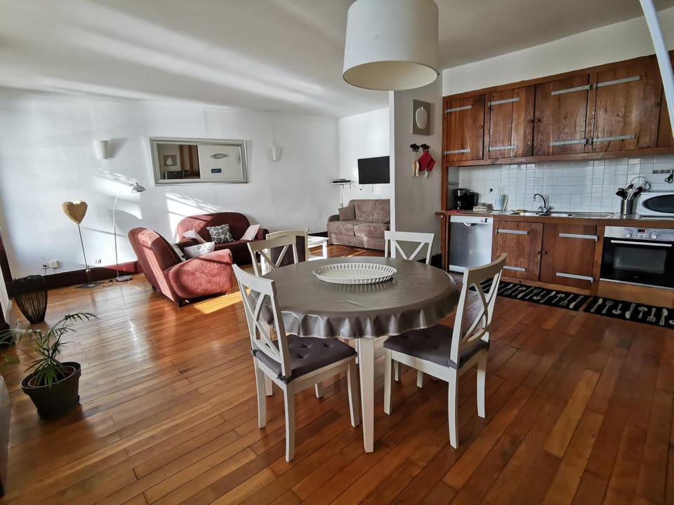 TV and multimedia, Kitchen or kitchenette, Living room, Dining area, minibar, pet friendly, stove, toaster