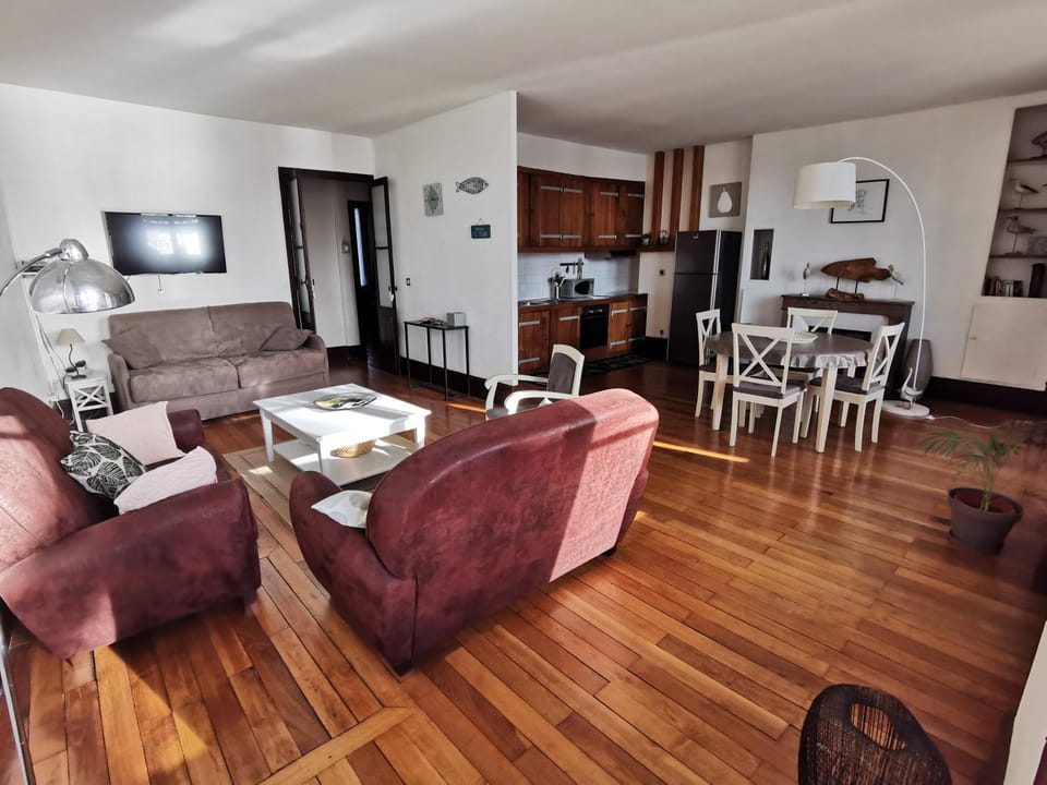TV and multimedia, Kitchen or kitchenette, Living room, Seating area, Dining area