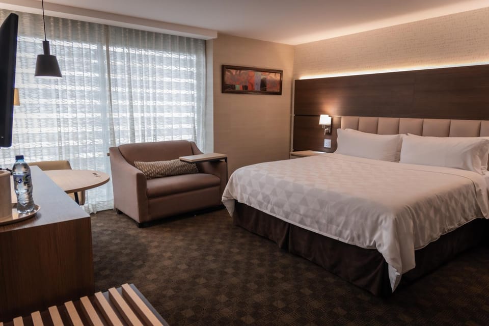 Bed, Photo of the whole room, Seating area, Bedroom