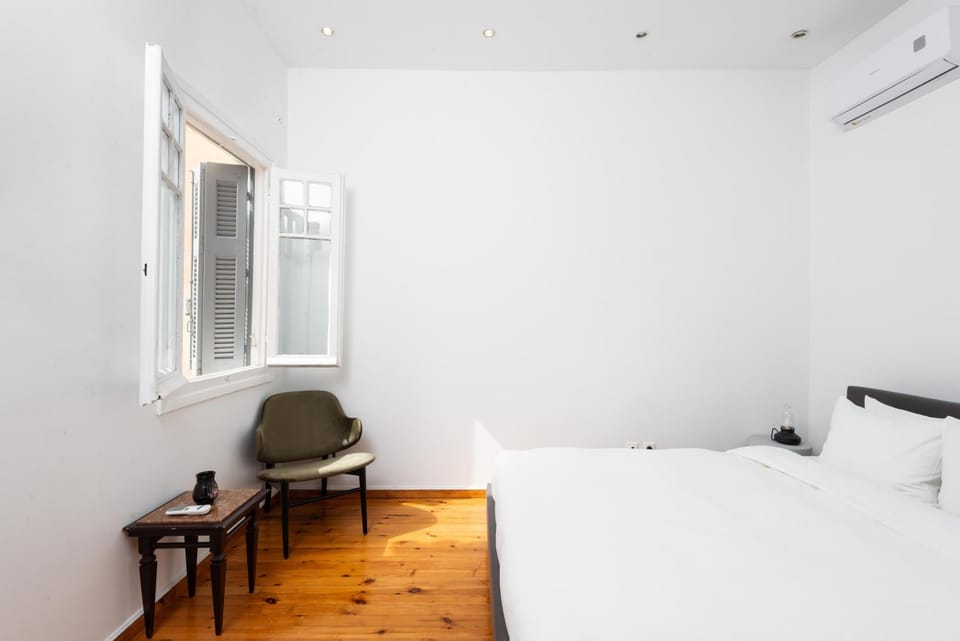 Bed, Seating area, Bedroom, air conditioner