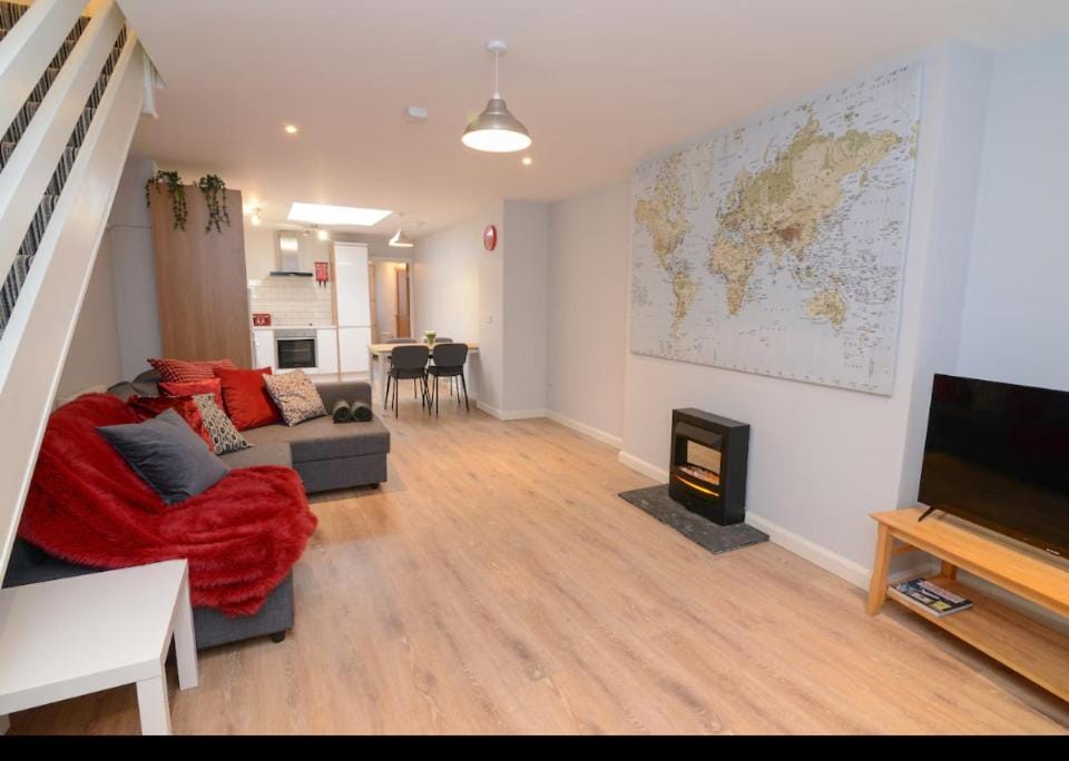 The RED KEEP Fab Location - Two Bed - Two Bathrooms -Townhouse Apartment in Galway