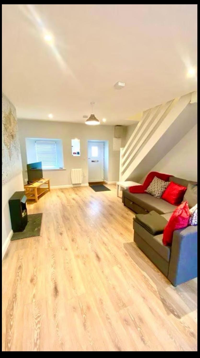 The RED KEEP Fab Location - Two Bed - Two Bathrooms -Townhouse Apartment in Galway