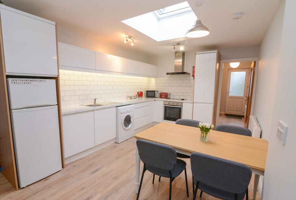 The RED KEEP Fab Location - Two Bed - Two Bathrooms -Townhouse Apartment in Galway