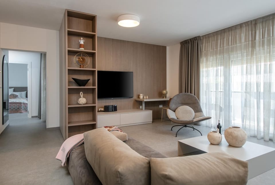 Communal lounge/ TV room, Bed, TV and multimedia, Living room, Photo of the whole room, Seating area, Evening entertainment, Bedroom