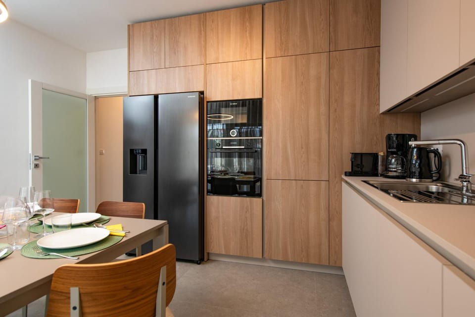 Coffee/tea facilities, Kitchen or kitchenette, Dining area, minibar, toaster