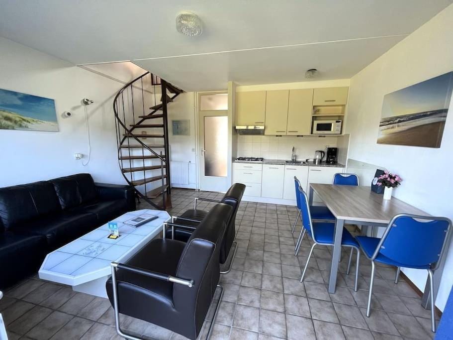 Kitchen or kitchenette, Seating area, Dining area