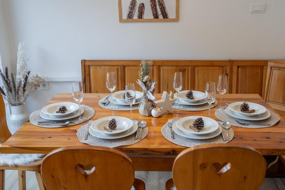 Decorative detail, Seating area, Dining area
