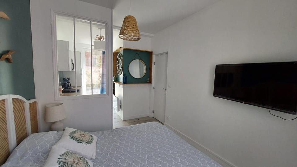 Bed, TV and multimedia, Photo of the whole room