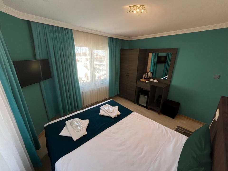 Bed, Photo of the whole room, Bedroom, towels