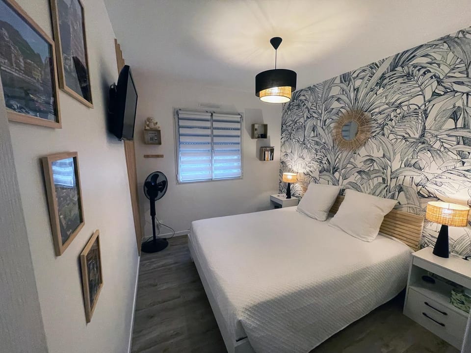 Photo of the whole room, Bedroom