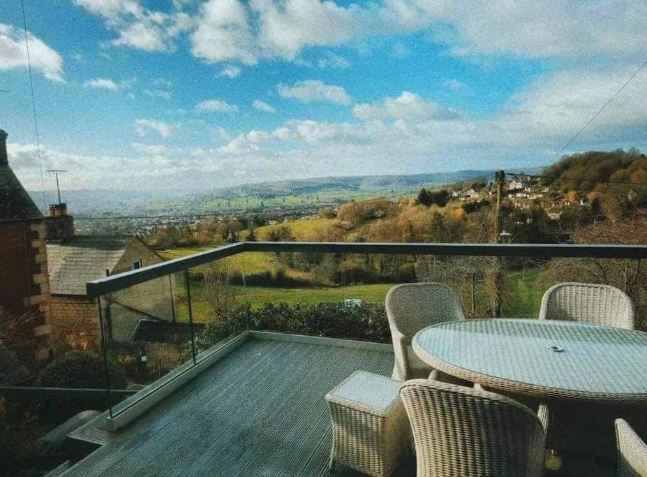 A Cotswold Cabin with Great Views and a Hot Tub Cabin in Stroud