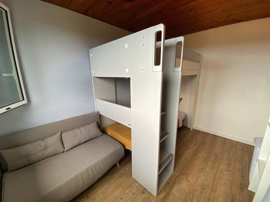 Bedroom, bunk bed