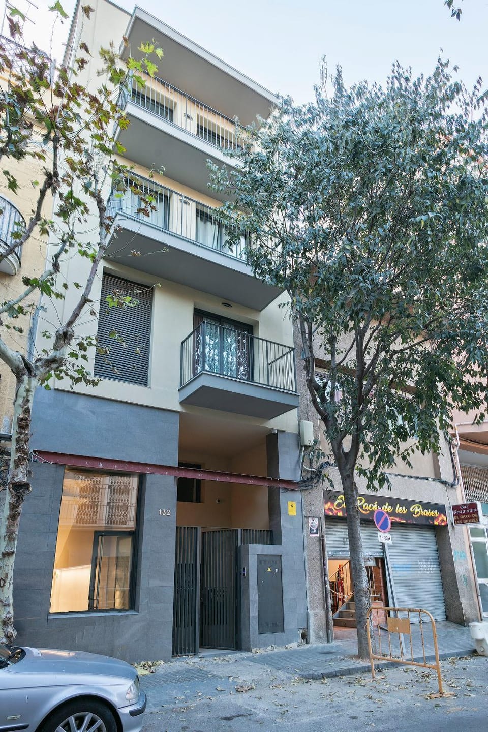 Property building, Facade/entrance, Day, Neighbourhood, Street view