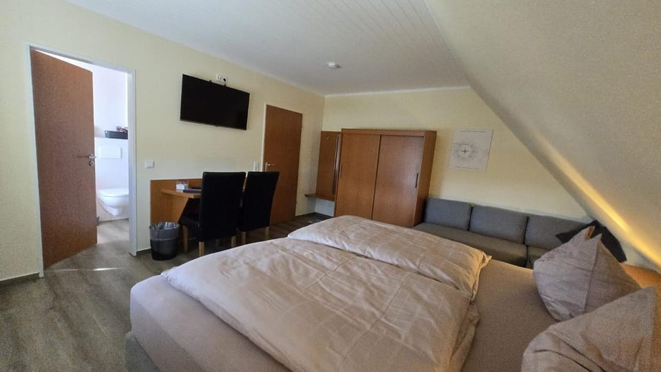 TV and multimedia, Photo of the whole room, Seating area, Bedroom, wardrobe