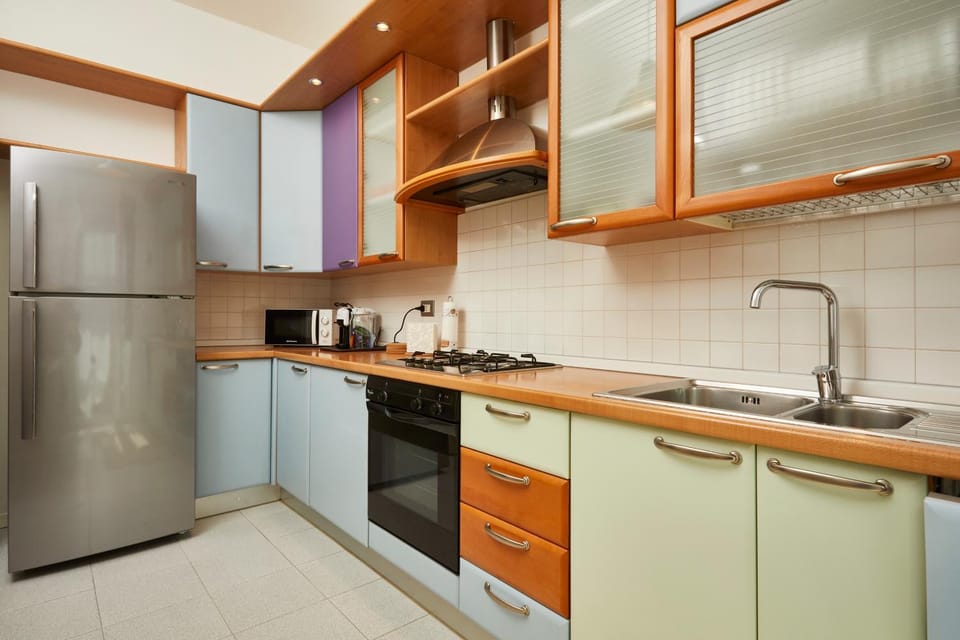 Kitchen or kitchenette, dishwasher, oven