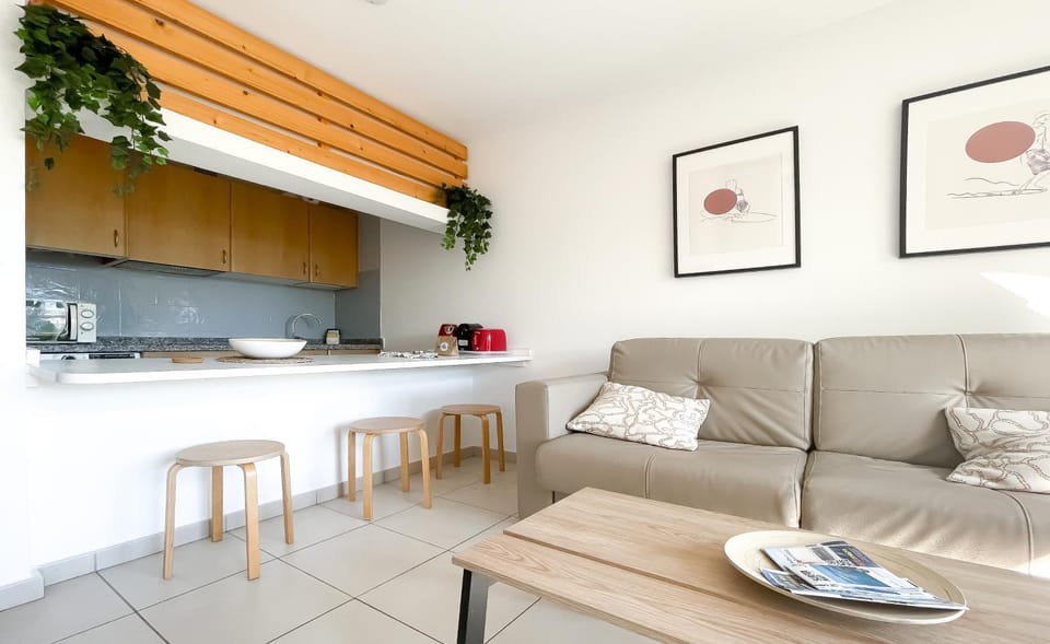 Kitchen or kitchenette, Living room, Dining area, minibar, stove