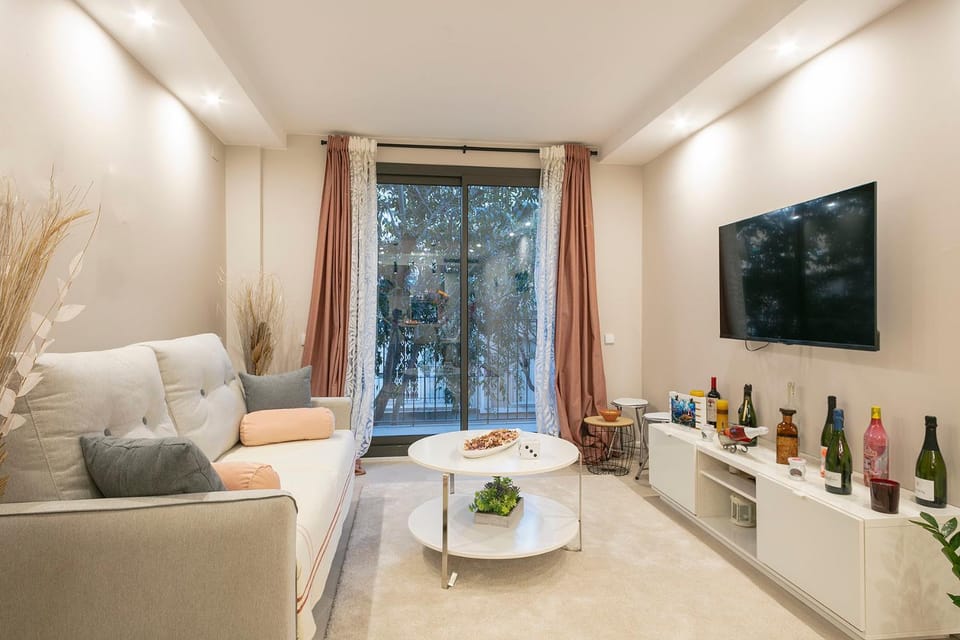 Communal lounge/ TV room, TV and multimedia, Food and drinks, Seating area, Evening entertainment, Food